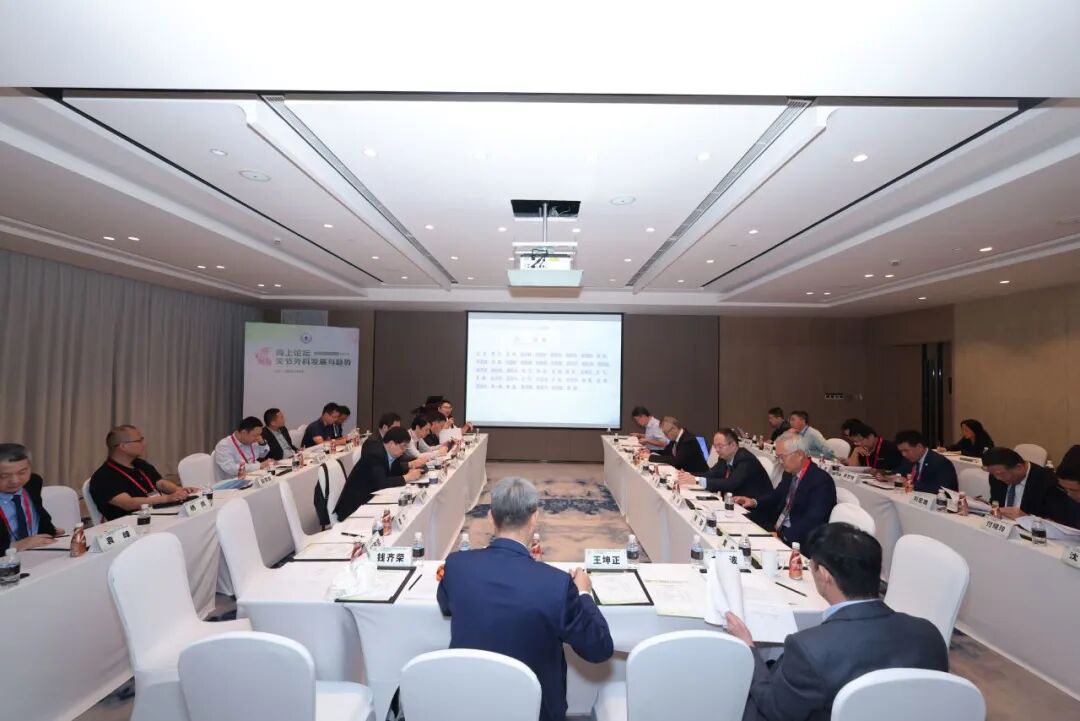 专家热烈讨论-压缩.jpg 专家热烈讨论-压缩.jpg